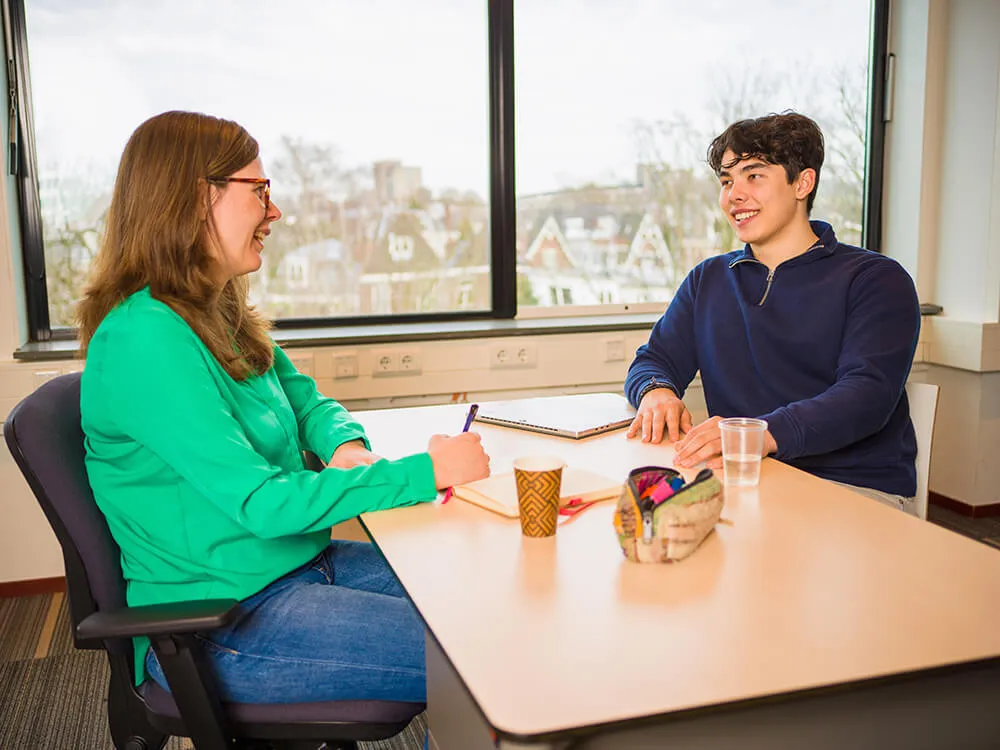 Docent en student overleggen.